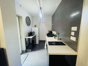 Whether it’s a quick breakfast or a gourmet dinner, this kitchen has you covered