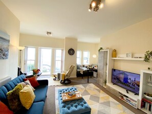 Number 1 Marina Court Torquay - spacious lounge & dining area