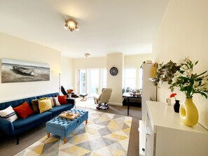 Number 1 Marina Court Torquay - open plan living & dining area