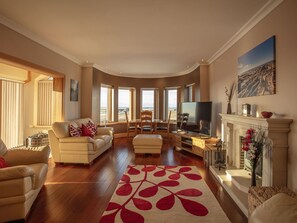 Meubles, Design Intérieur, Sol, Sol, Canapé, Bois, Plafond, Salon, Pièce, Parquet