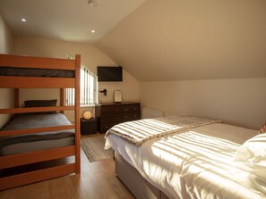 Lit, Meubles, Design Intérieur, Chambre, Literie, Drap De Lit, Sol, Sol, Bois, Plafond