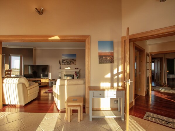 Meubles, Design Intérieur, Sol, Sol, Bois, Plafond, Chaise, Salon, Table, Pièce