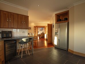 Meubles, Design Intérieur, Sol, Sol, Mur, Bois, Plafond, Cabinetry, Cuisine, Principaux Appliance