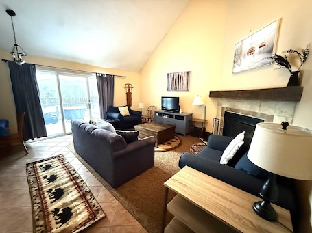 Beautiful Cozy Country Retreat, with sprawling Mountain Views, Deck, Fireplace, and Back Yard 1500 Ft from the Mountain!