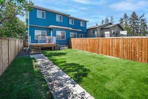 Please note: This unit can accommodate a maximum of 8 guests. (If you have more than 8 guests, book the other side of the duplex and stay together!) Both units can sleep a total of 16 guests!