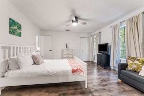 Master Bedroom w/Ensuite Bathroom