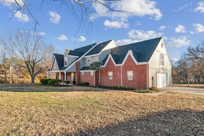 Front yard with lots of room and driveway for parking!