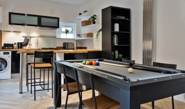 Full Kitchen/Dining Area