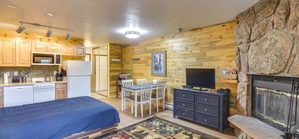 StayGranbyRanch Inn at SilverCreek 564 living and dining