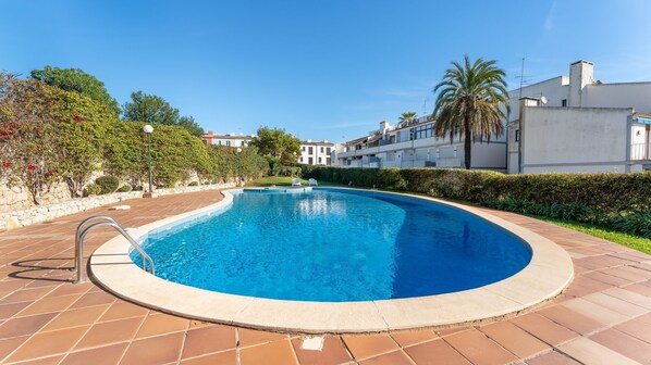 Take a refreshing dip in the shared outdoor pool surrounded by lush greenery—ideal for relaxing on sunny Algarve days. #PoolTime #HolidayVibes #outdoor #swimmingpool #pool #portugal #pt #vilamoura