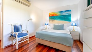 Enjoy peaceful nights in this inviting double bedroom, featuring soft tones and charming coastal touches. #RelaxAndUnwind #AlgarveRetreat #Comfort #portugal #pt #vilamoura