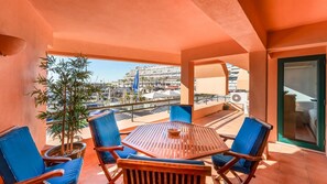 Unwind on the private balcony with stunning views of Vilamoura Marina—perfect for morning coffee or sunset drinks. #MarinaViews #AlgarveGetaway #view #citycenter #portugal #pt #vilamoura
