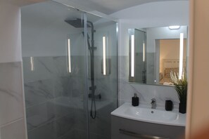 Indulge in relaxation and rejuvenation in our sleek bathroom – where every moment is a refreshing escape. #BathroomRetreat #RefreshAndRenew
