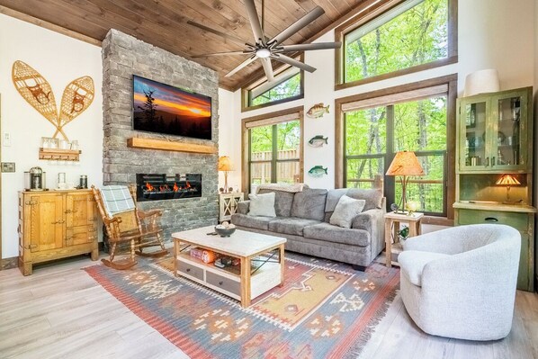 Smoky Mountain Secret's cozy living area