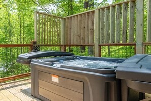 Smoky Mountain Secret's bubbling hot tub