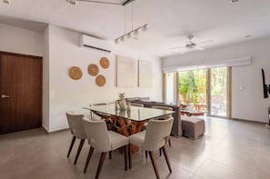 Tulum City Apartments - Puerta Zama T103
Comedor bien iluminado y ventilado