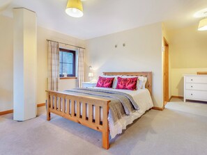 Double bedroom | Bunchrew Farm Cottage, Inverness