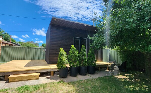 Charming tiny retreat in Dickson with comfort, style, and essentials.