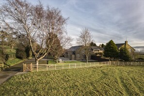 The Horse Box, Leyburn: Driveway leading to The Horse Box at The Old Vets