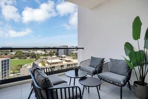 Enjoy your morning cuppa or an afternoon glass of wine on the private balcony, with views overlooking Mascot Oval and Botany Bay.