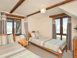 Twin bedroom | Miller’s Cottage - Fentrigan Manor Farm Holiday Cottages, Warbstow