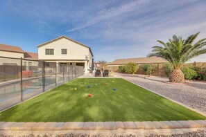 Turf Backyard | Bocce Ball | Propane Fire Pit | Hammock | Gas Grill