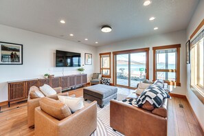 Living Room | Free WiFi | Smart TV | Central A/C | 1st Floor