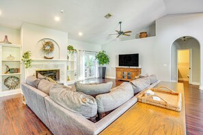 Living Room | Central A/C & Heating | Fireplace | Smart TV | Queen Air Mattress