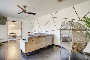 Living Room | Free WiFi | Cable TV | Central A/C & Heat