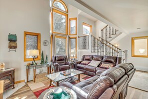 Living Room | Free WiFi | Baseboard Heating | 1st Floor