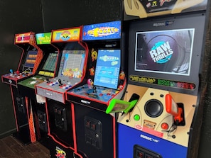 Game room: 5 arcades - Buck Hunter, Street Fighter, NBA Jam, Pac-Man, Golden Tee