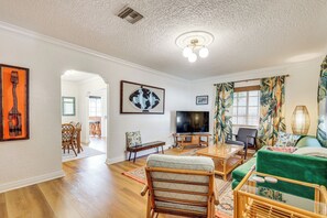 Living Room | Free WiFi | Smart TV