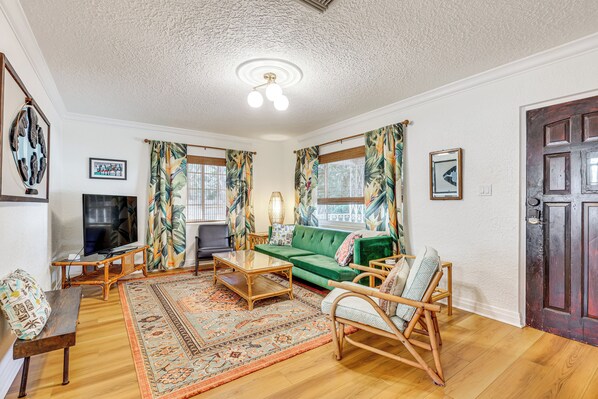 Tampa Vacation Rental | 2BR | 1BA | 1,200 Sq Ft | 4 Steps Required