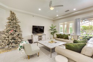 Living Room | Free WiFi | Smart TV | Single-Story Home