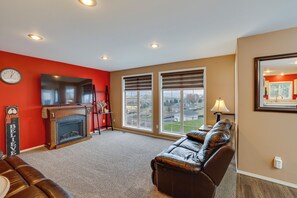 Living Room | Main Level | Smart TV | Free WiFi | Fireplace