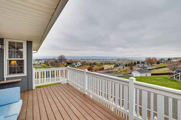 Clarkston Vacation Rental | 4BR | 2.5BA | 2,600 Sq Ft | 3 Steps Required