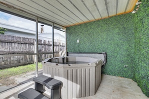 Screened Porch | Hot Tub | Single-Story Home