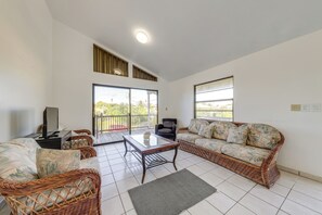 Living Room | Free WiFi | Flat-Screen TV | Central A/C