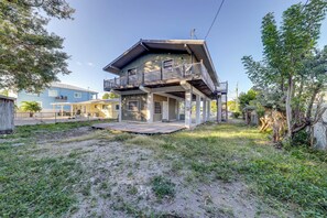 Apartment Exterior | Shared Yard