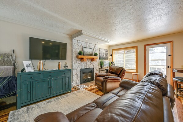 Brian Head Vacation Rental | 2BR | 1BA | 865 Sq Ft | Stairs Required
