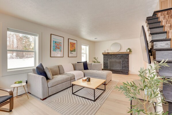 Youngstown Vacation Rental | 2BR | 1.5BA | 1,400 Sq Ft | Stairs Required