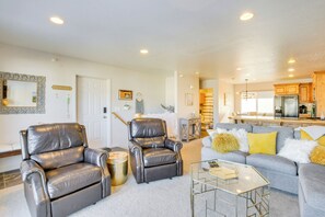 Living Room | Free WiFi | Smart TV | Gas Fireplace | Central A/C | 2nd Floor