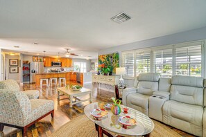 Living Room | Smart TV | Free WiFi | Central Heating & A/C