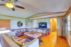 Living Room | Free WiFi | Central A/C & Heat