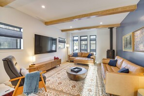 Living Room | 1st Floor | Smart TV