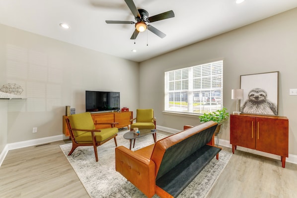 Dallas Vacation Rental | 2BR | 2BA | 990 Sq Ft | Stairs Required