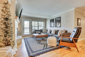 Living Room | Smart TV | Fireplace