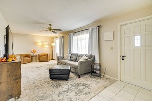 Living Room | Smart TV | Free WiFi | Single-Story Home