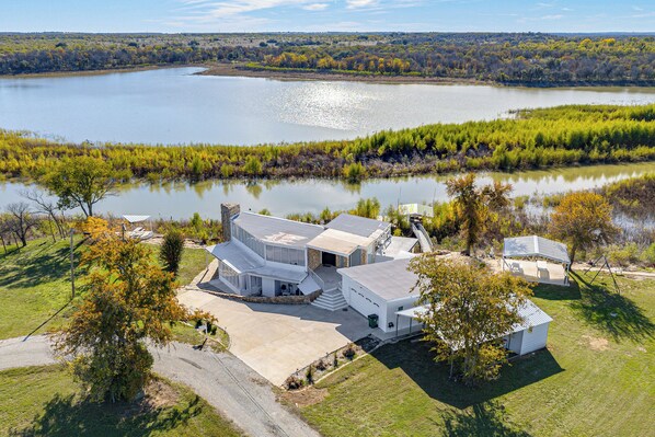 Runaway Bay Vacation Rental | 3BR | 3BA | 2,500 Sq Ft | 6 Steps Required