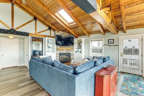 Living Room | Gas Fireplace | Free WiFi